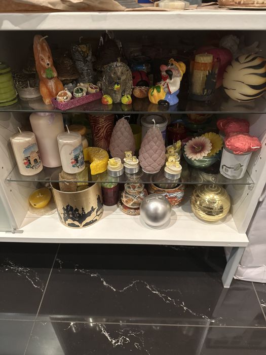 Коллекция свечей и подсвечников с разных стран мира со стеллажом Икея,