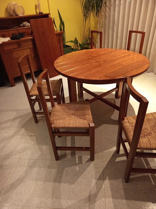 Mesa oval ou redonda de sala de jantar e cadeiras