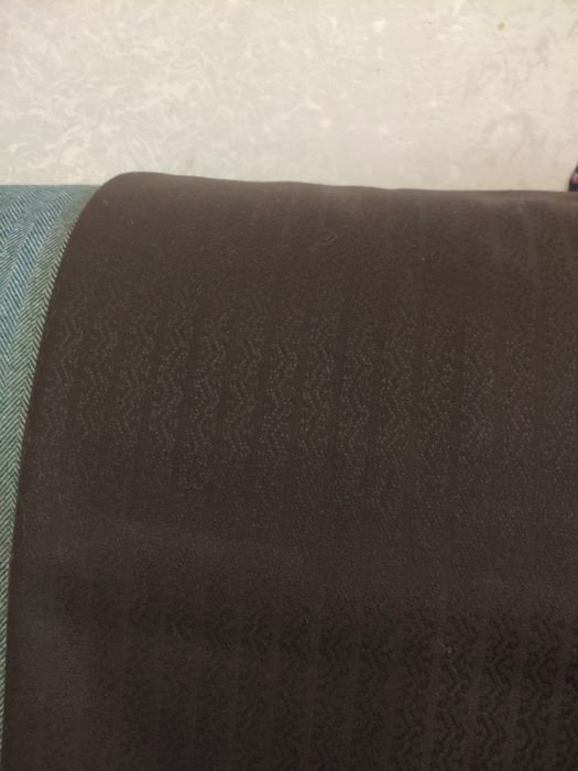 Відрізи різних натуральних тканин.