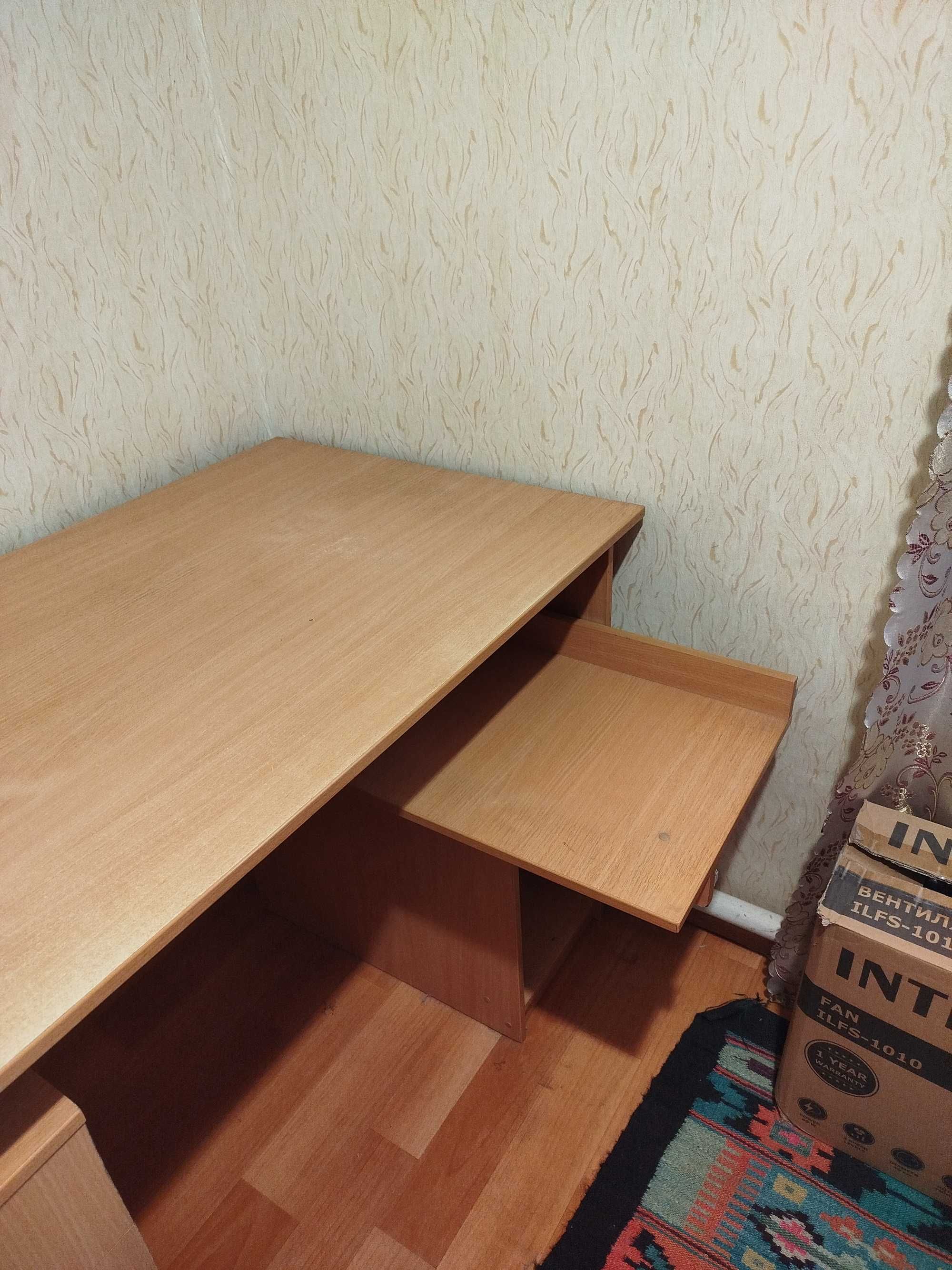 Компьютерный стол.