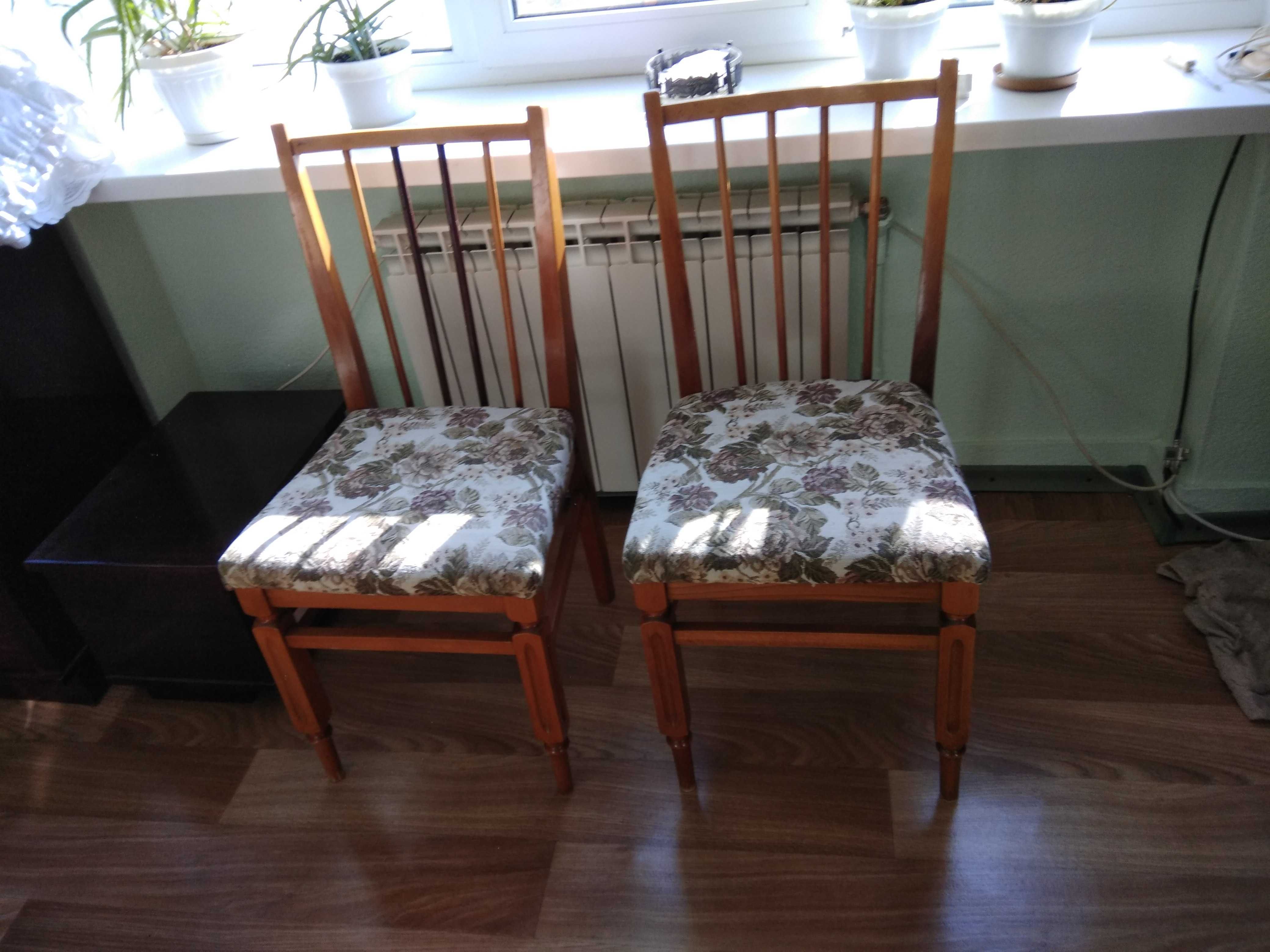 Продам м'які меблі: диван, два крісла та чотири стільця