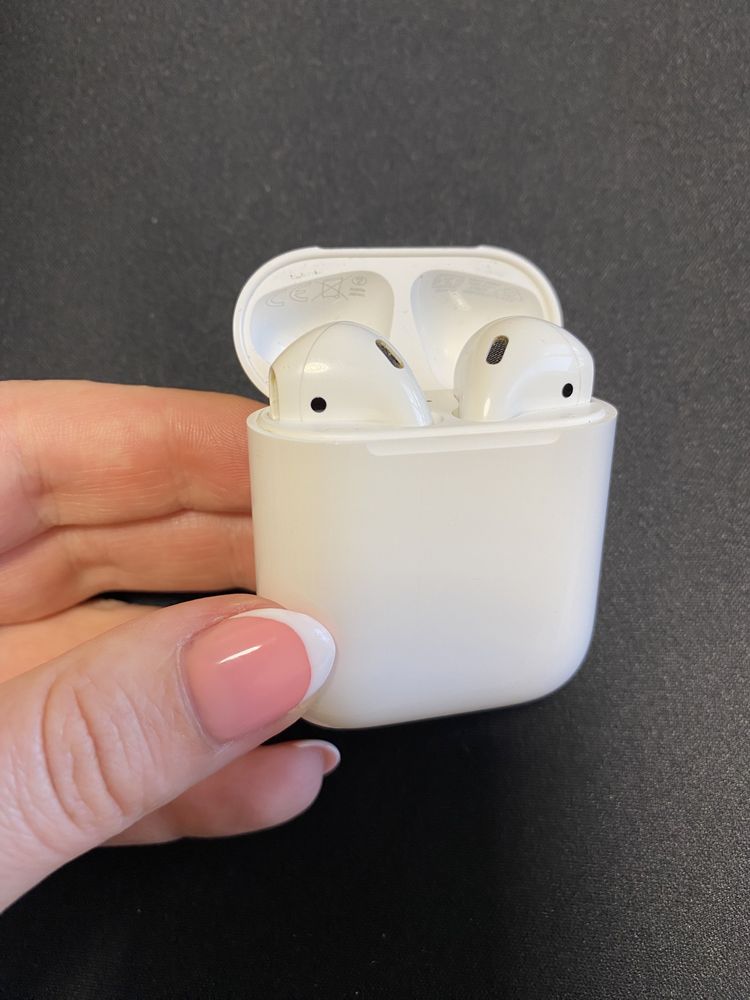 Apple AirPods 2 в зарядному футлярі