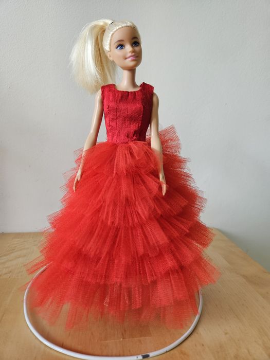 Czerwona suknia balowa dla lalki Barbie