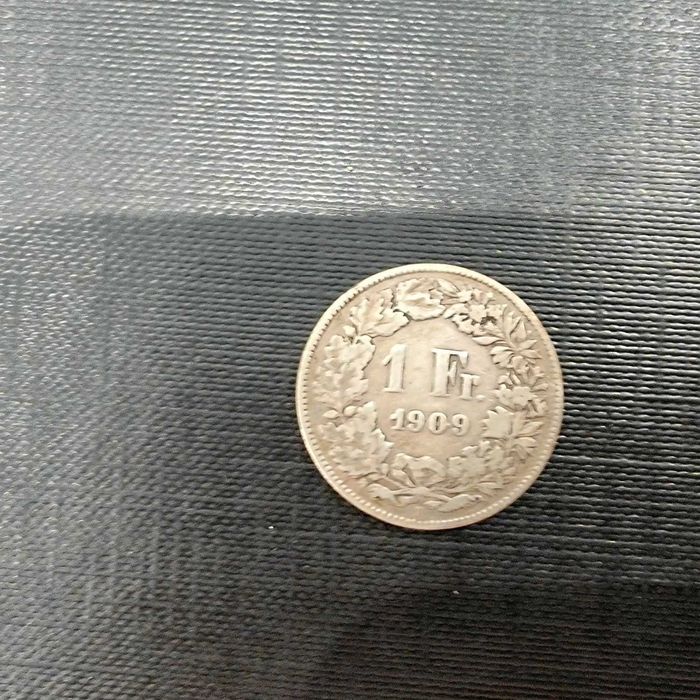 "Elegância do século XIX: coleção exclusiva de moedas suíças antigas".