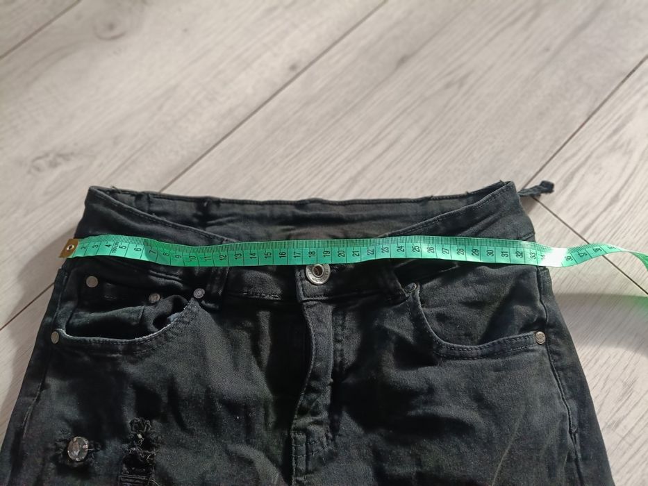 Czarne spodnie jeans przecierane z cekinami rozm ok. S stan jak na zdj