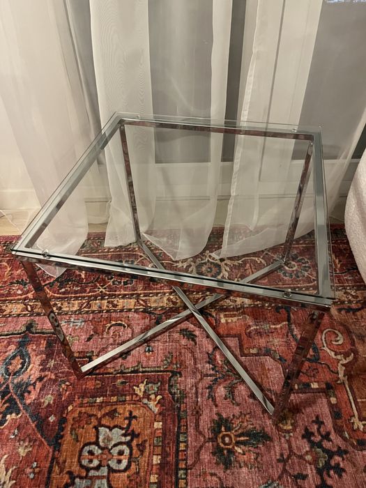 Szklany stolik kawowy w metalowej ramie Selsey