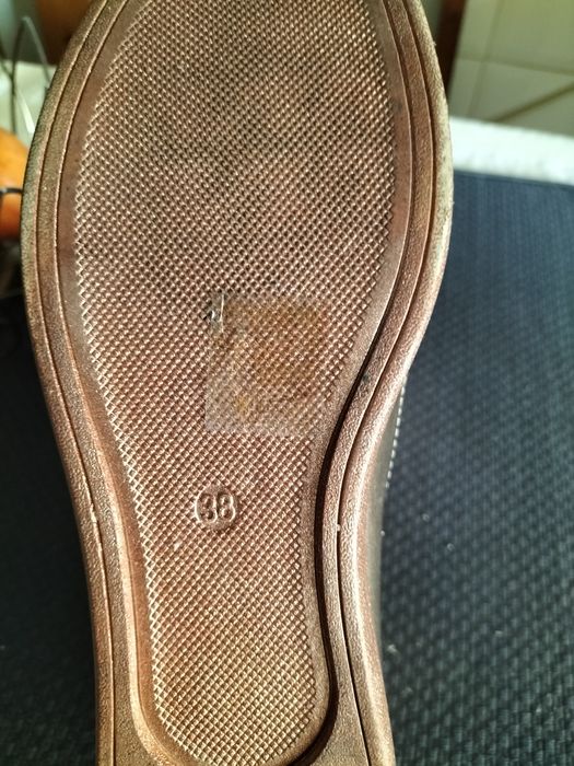 Sandália tipo sapato dourada Fama Pastor 345