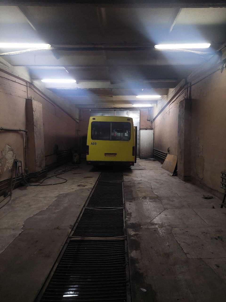Виробничі приміщення з площадкою