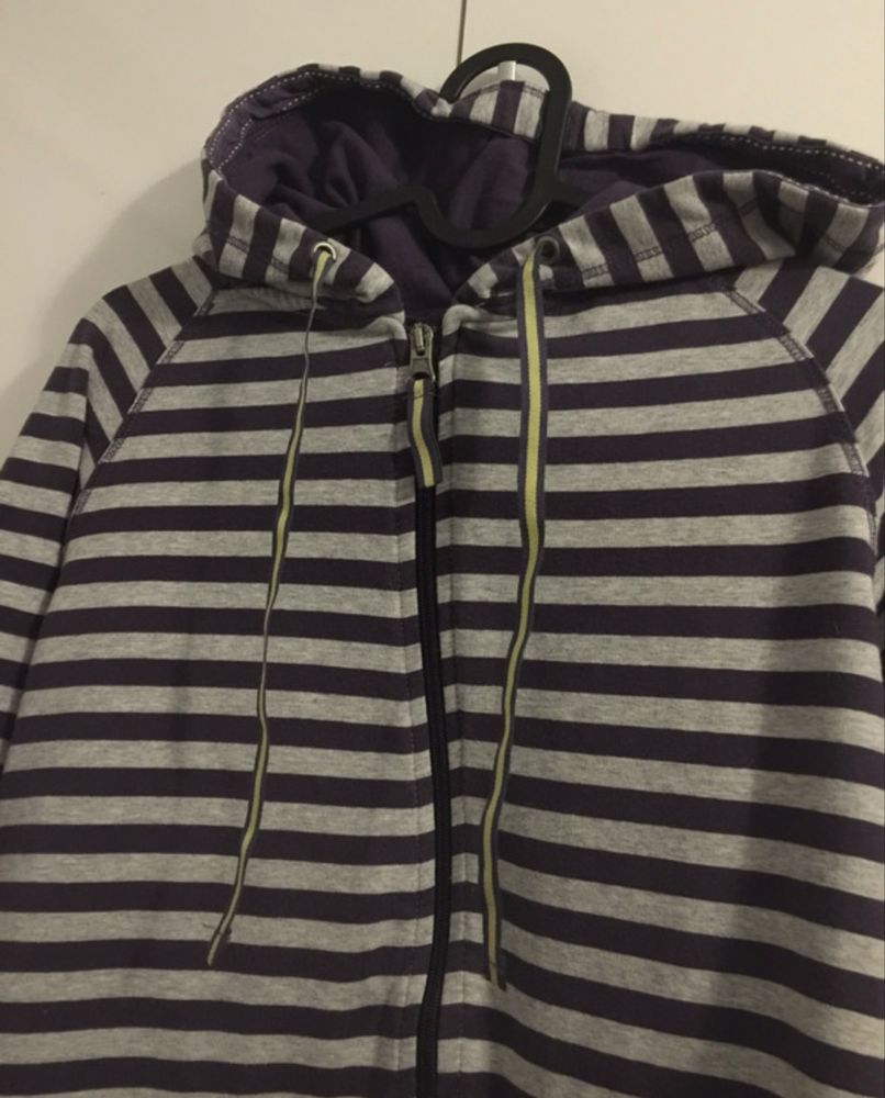 Bluza damska w pasku z kapturem na zamek 40