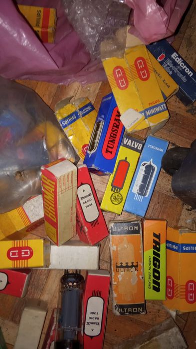 Caixa com cerca de centenas válvulas antigas de rádio e TV.