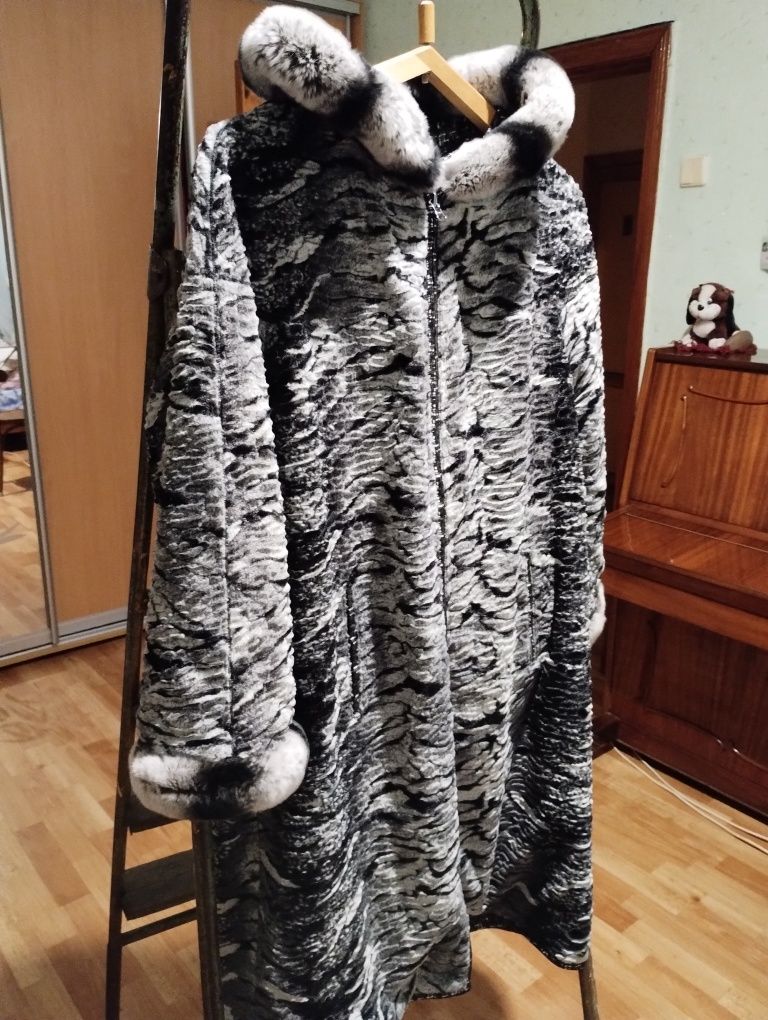 Шкіряне пальто з натуральним хутром.