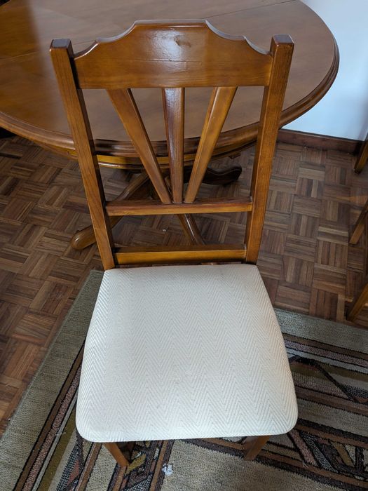 Mesa de sala de jantar com cadeiras