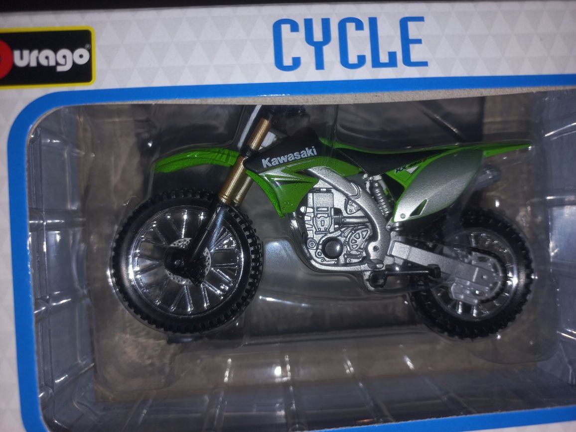 Bburago motor Kawasaki KX 450 F, skala 1:18