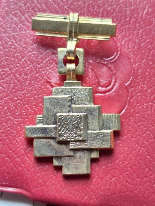 Złota odznaka Zasłużony dla Budownictwa z legitymacją w etui PRL