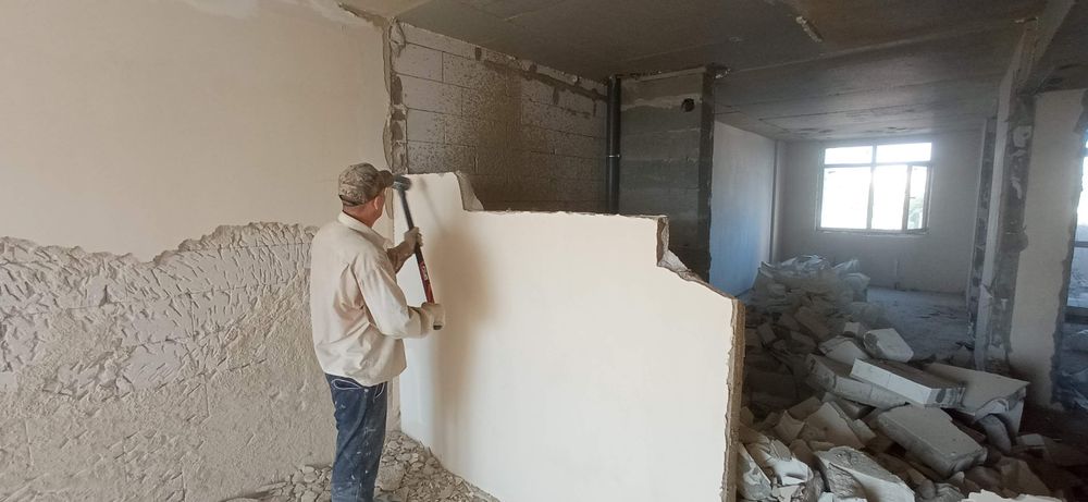 Демонтаж стен, полов, плитки, стяжки, штукатурки. Демонтажные работы