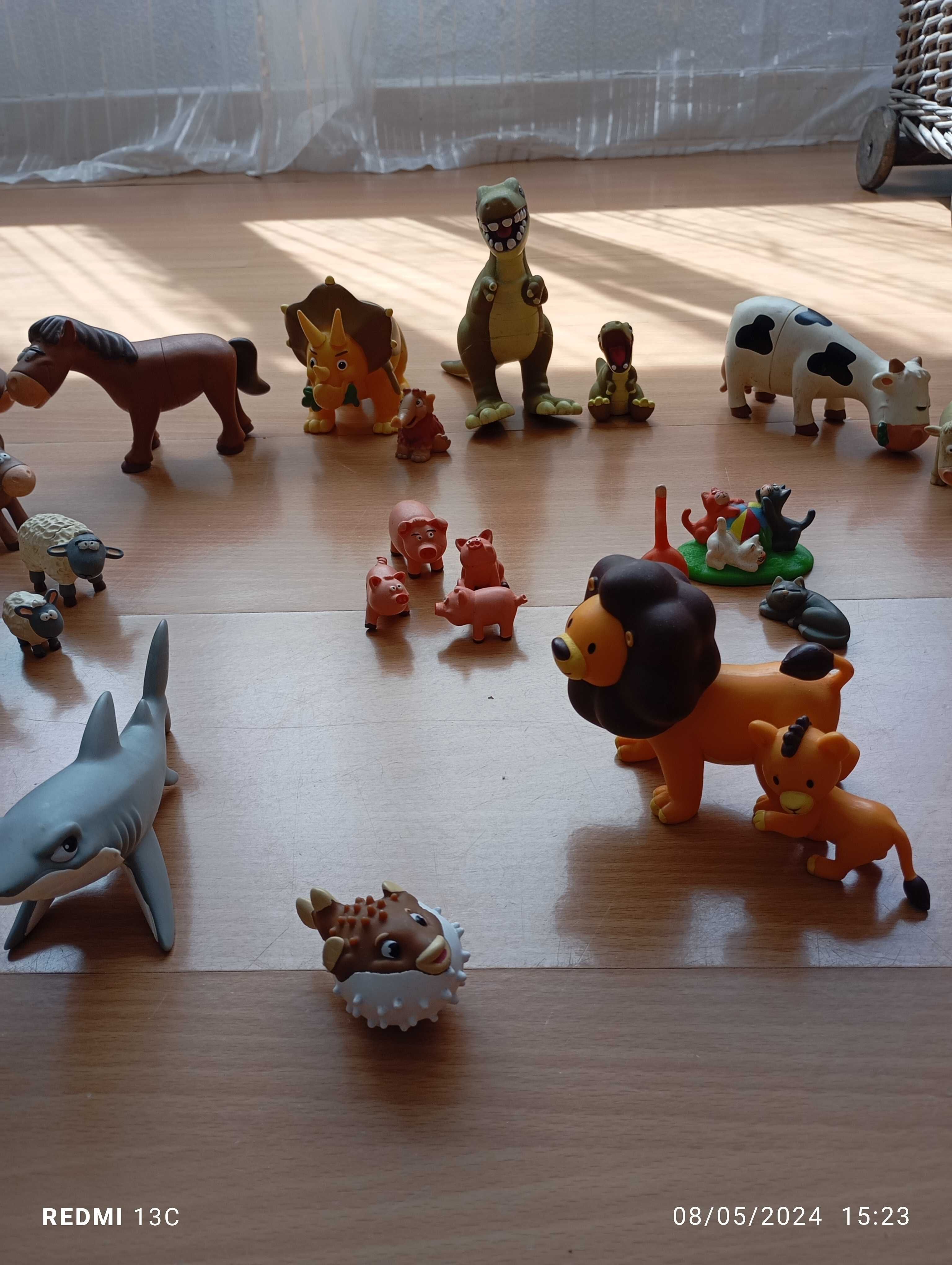 Várias figuras animais