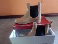 Botas novas apropriadas para a chuva