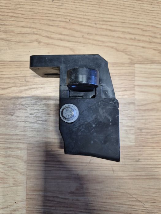 Uchwyt Chłodnicy Renault Megane IV 2020