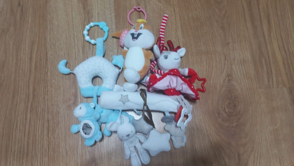 Zabawki do wózka, łóżeczla