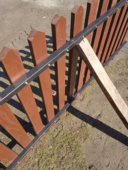 Ogrodzenie z profilu metalowego wypełnione sztachetami z drewna
