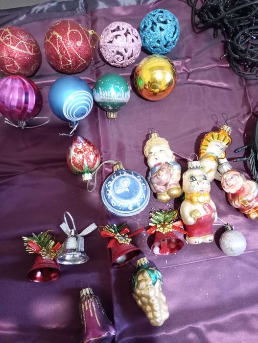 Игрушки новогодние 21 шт. Гирлянды по 25 метров две.