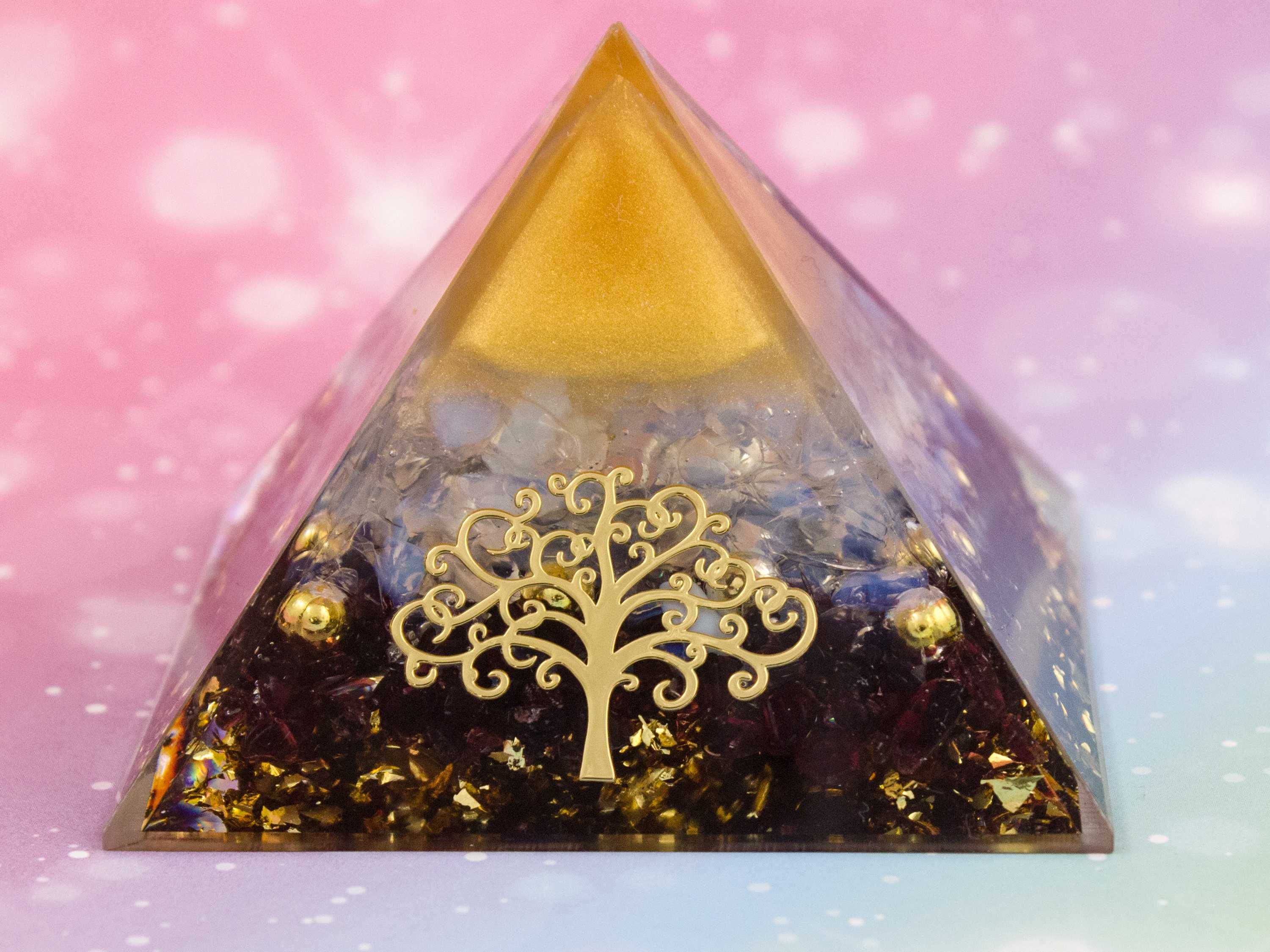 Piękna Piramidka Orgonit Granat Kryształ Żywica Złota Folia 7*5 cm