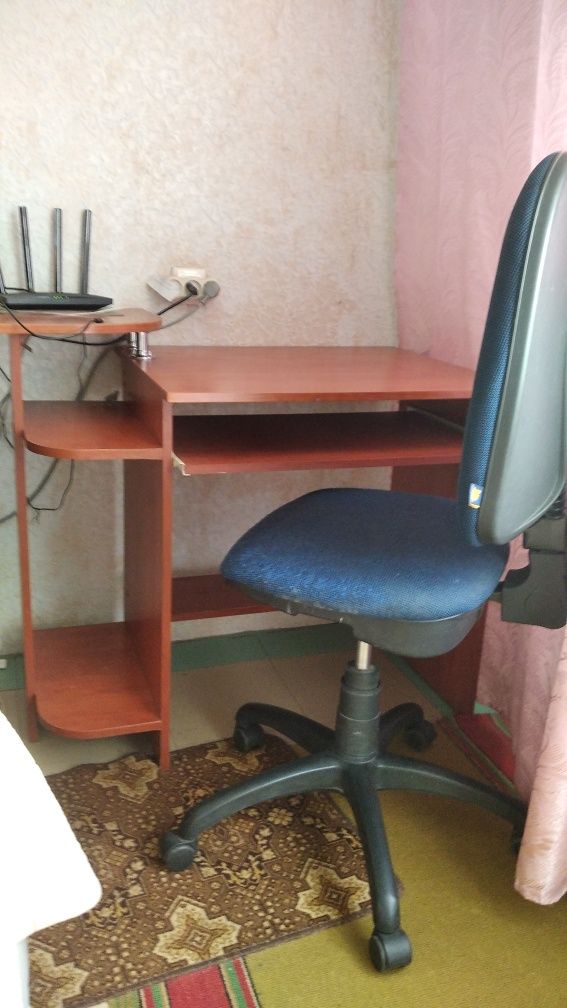 Компьютерный стол со стулом