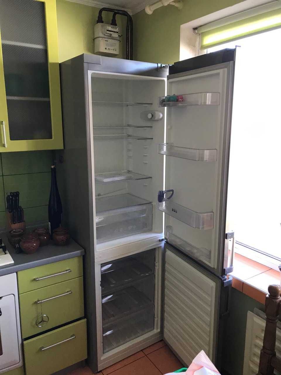 Холодильник срібний Whirlpool WBE 3712 A+XF, висота 2 м