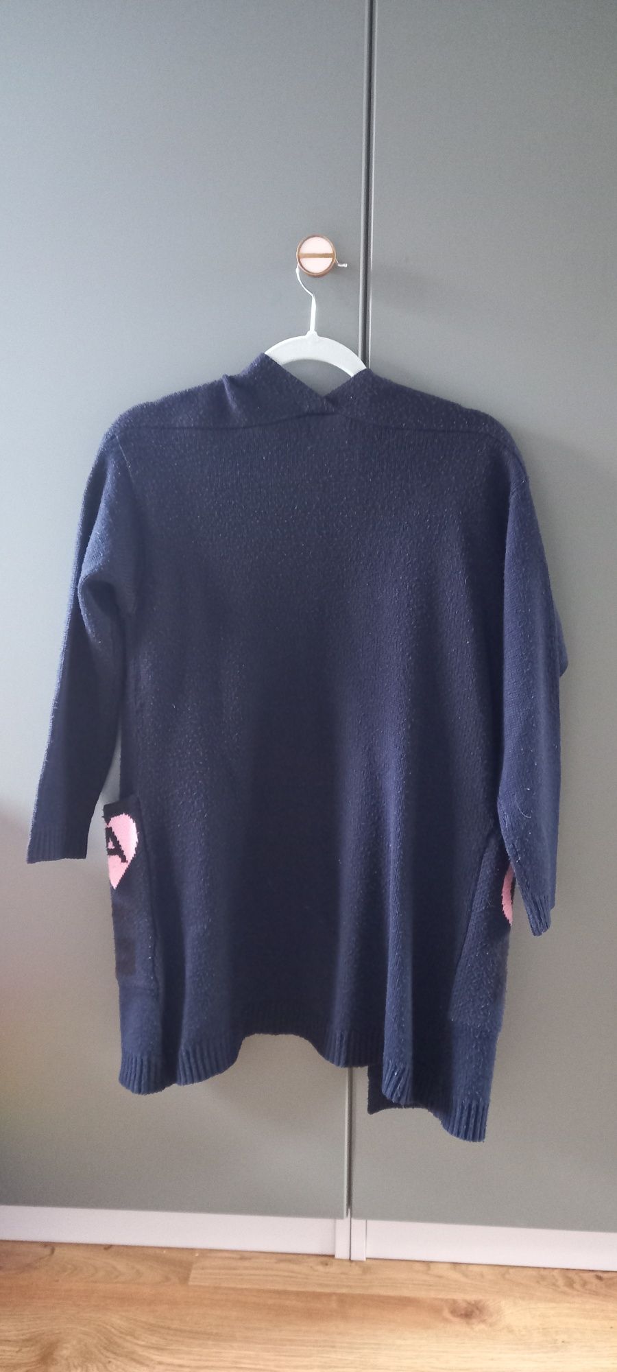 Długi sweter z kieszeniami rozm. 134-140