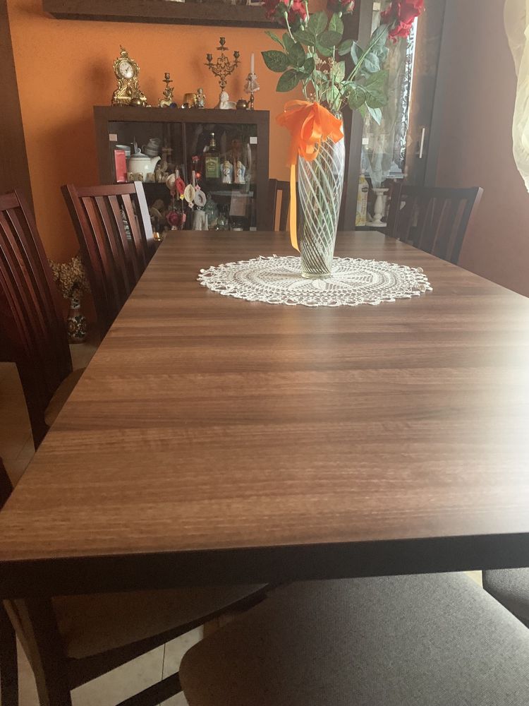 Duży rozkładany stół ciemny do jadalni orzech