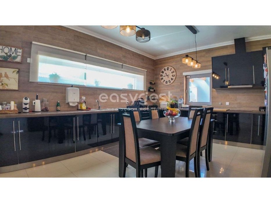 Moradia T3 em bom estado de conservação no Centro de Pataias