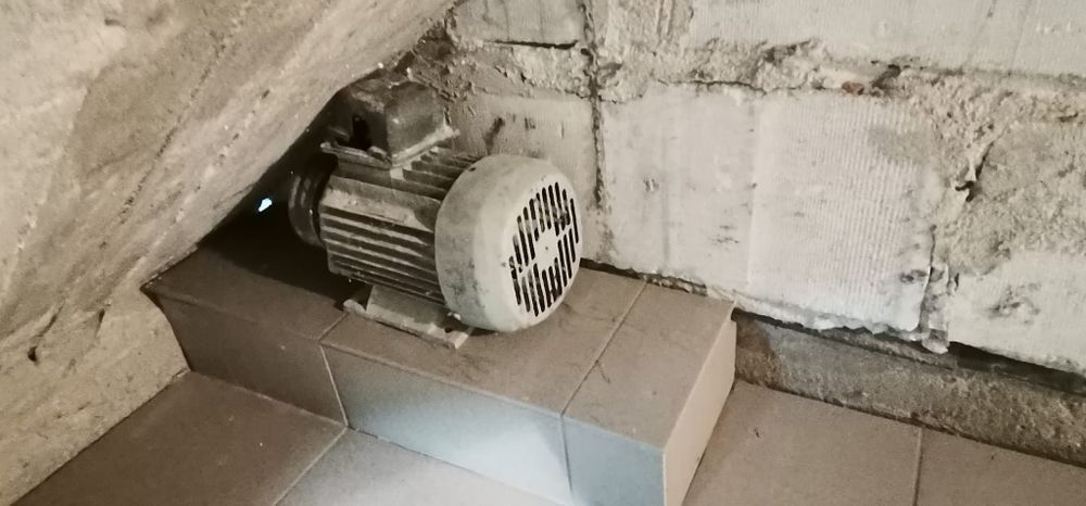 Heblarka z regulowanym blatem
