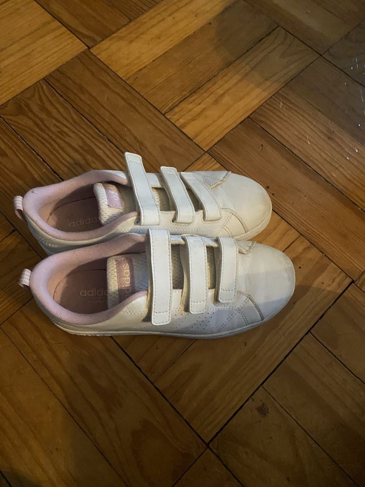 Sapatinhas brancas com rosa claro da adidas.