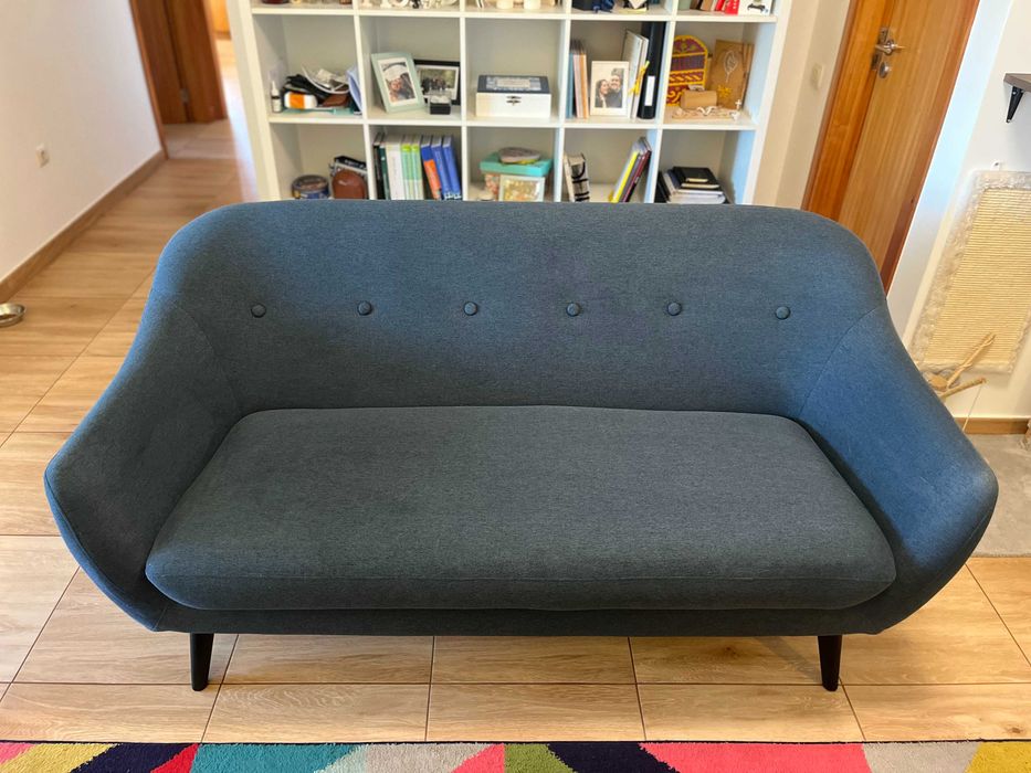 Sofá EGEDAL 2,5 lugares – Azul, pés pretos – como novo – 150€
