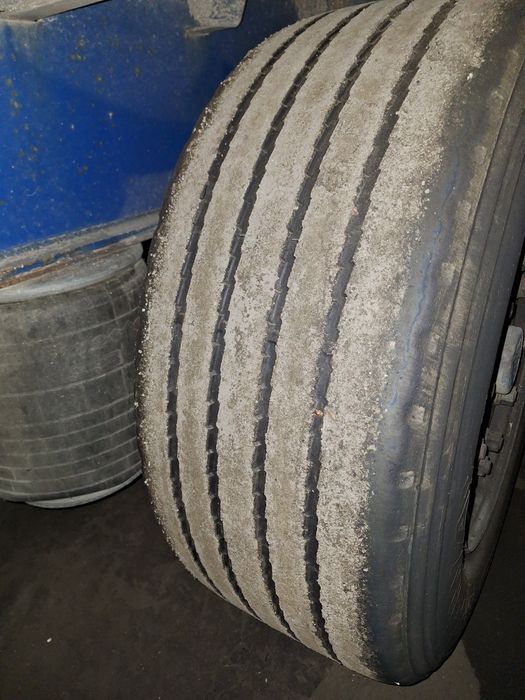 Semi-reboque estrado