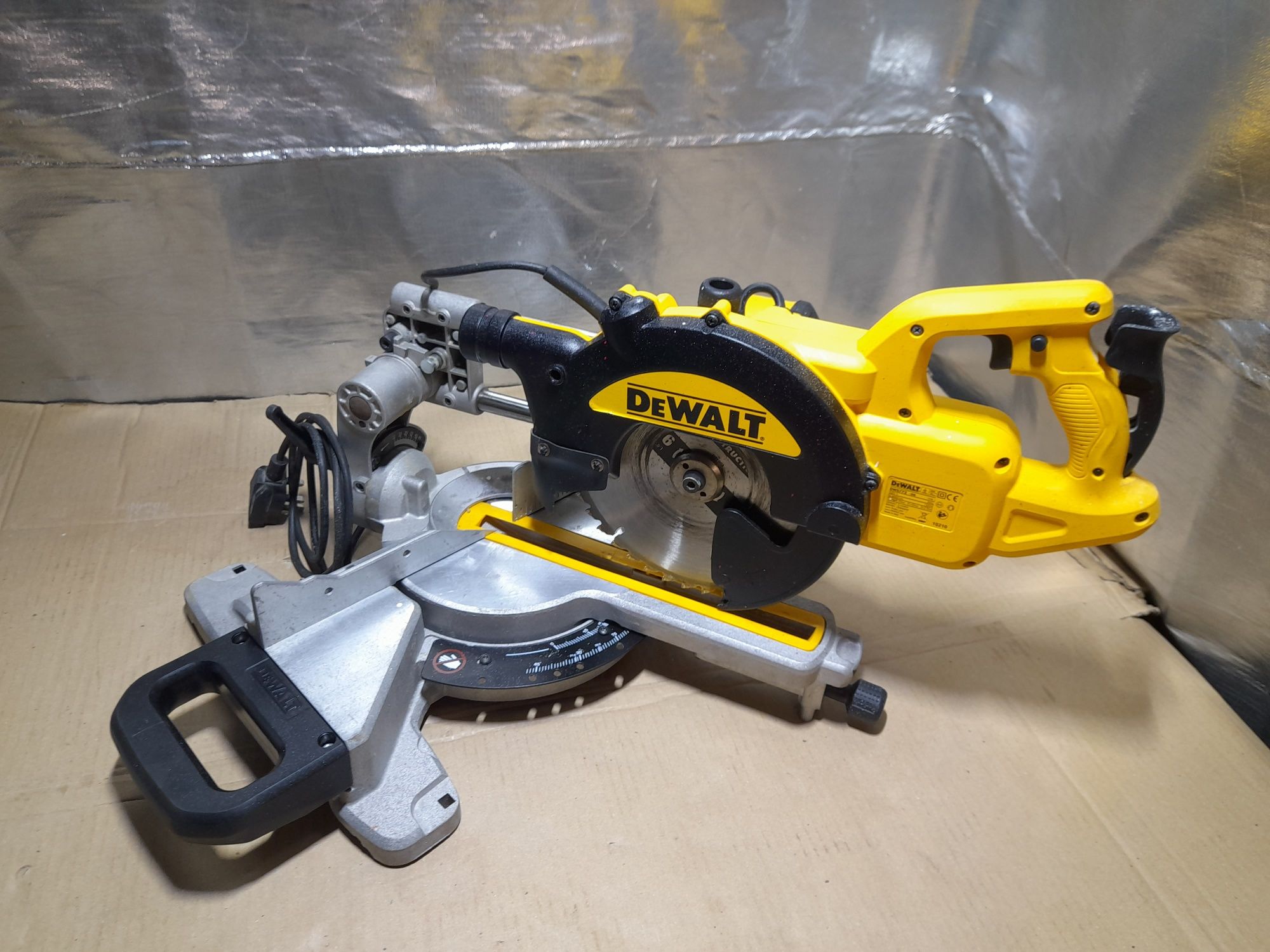 Ukośnica DEWALT DWS773