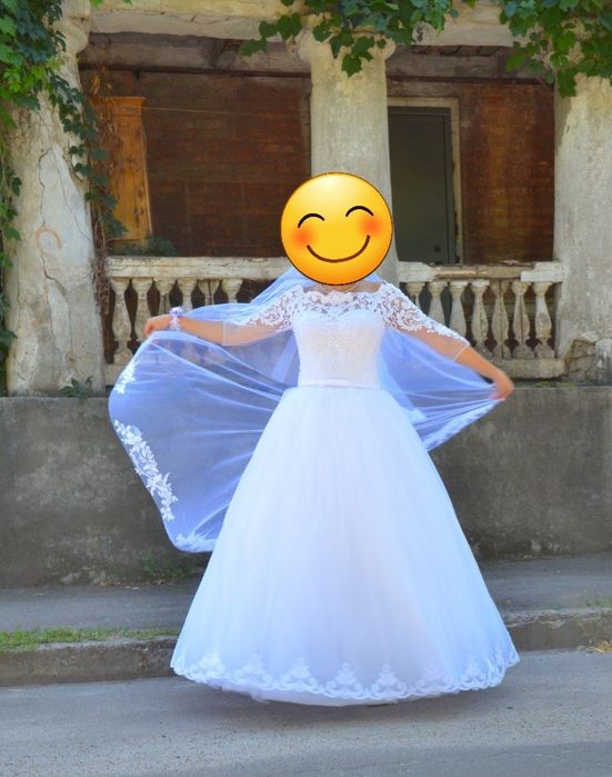 Весільна сукня білого кольору з відкритими плечами