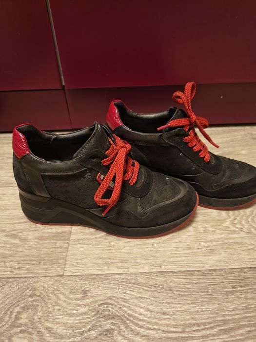 Продам жіночі кросівки