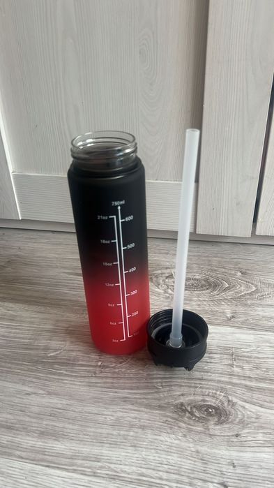 Butelka motywacyjna 750 ml z rurką – Gradient czarno-czerwony | Z miar