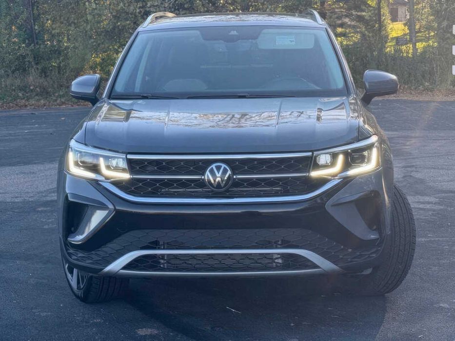 Volkswagen Taos      2024