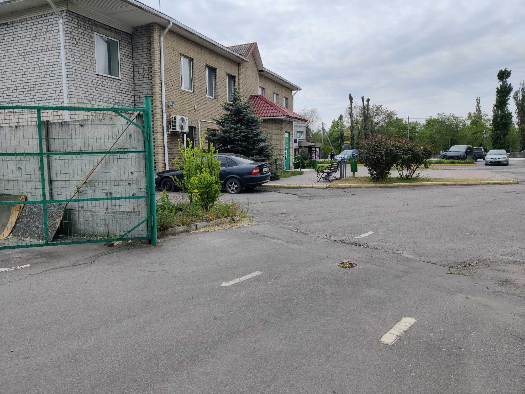 Гаражний бокс, кабінет (в вагончику)та територія біля МРЄО