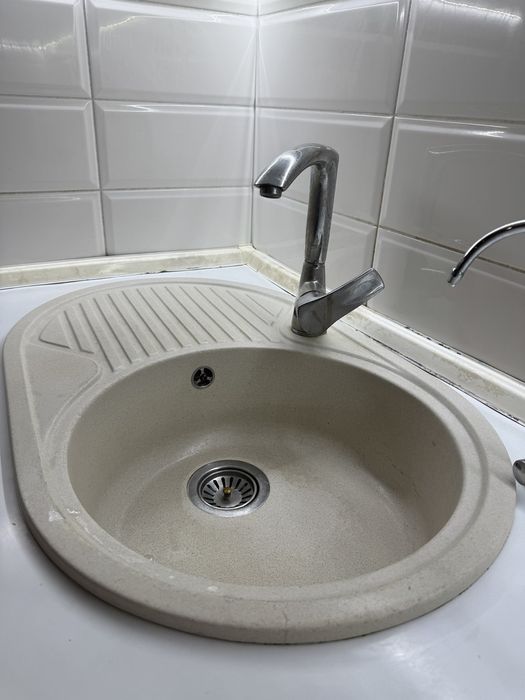 Практична Мийка із краном