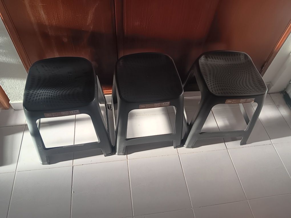 Três bancos juntos