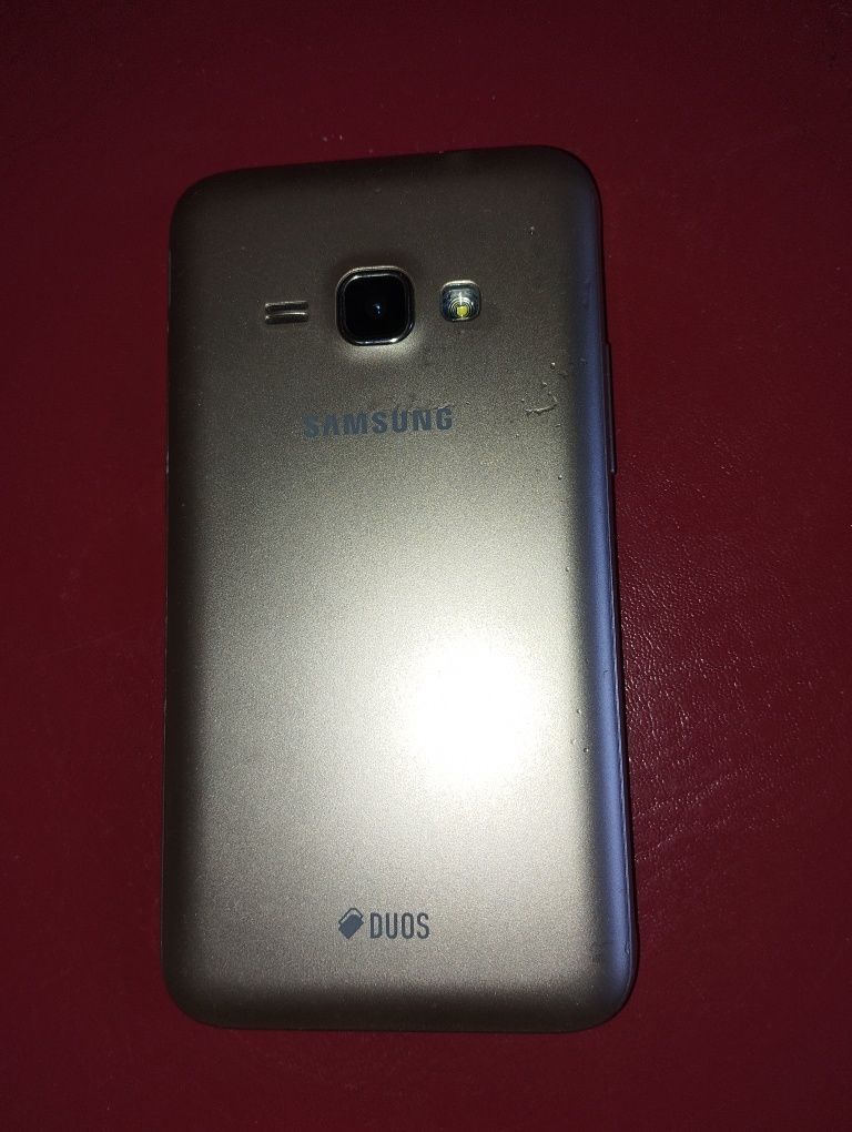 Телефон samsung хорошо работает к нему зарядное и акамклятор.запасной