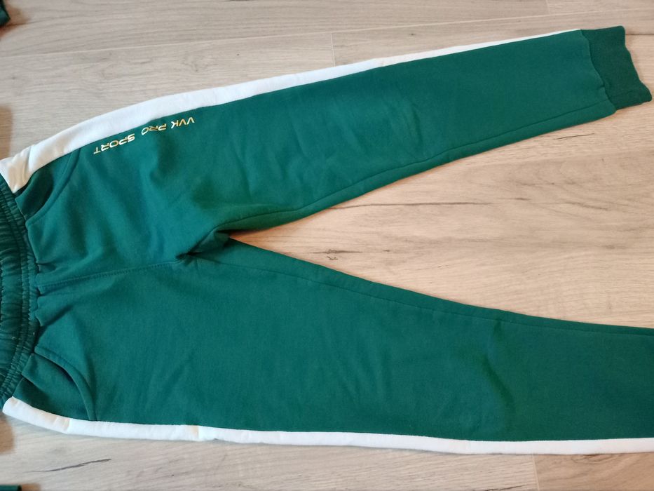 Спортивный трикотажный костюм