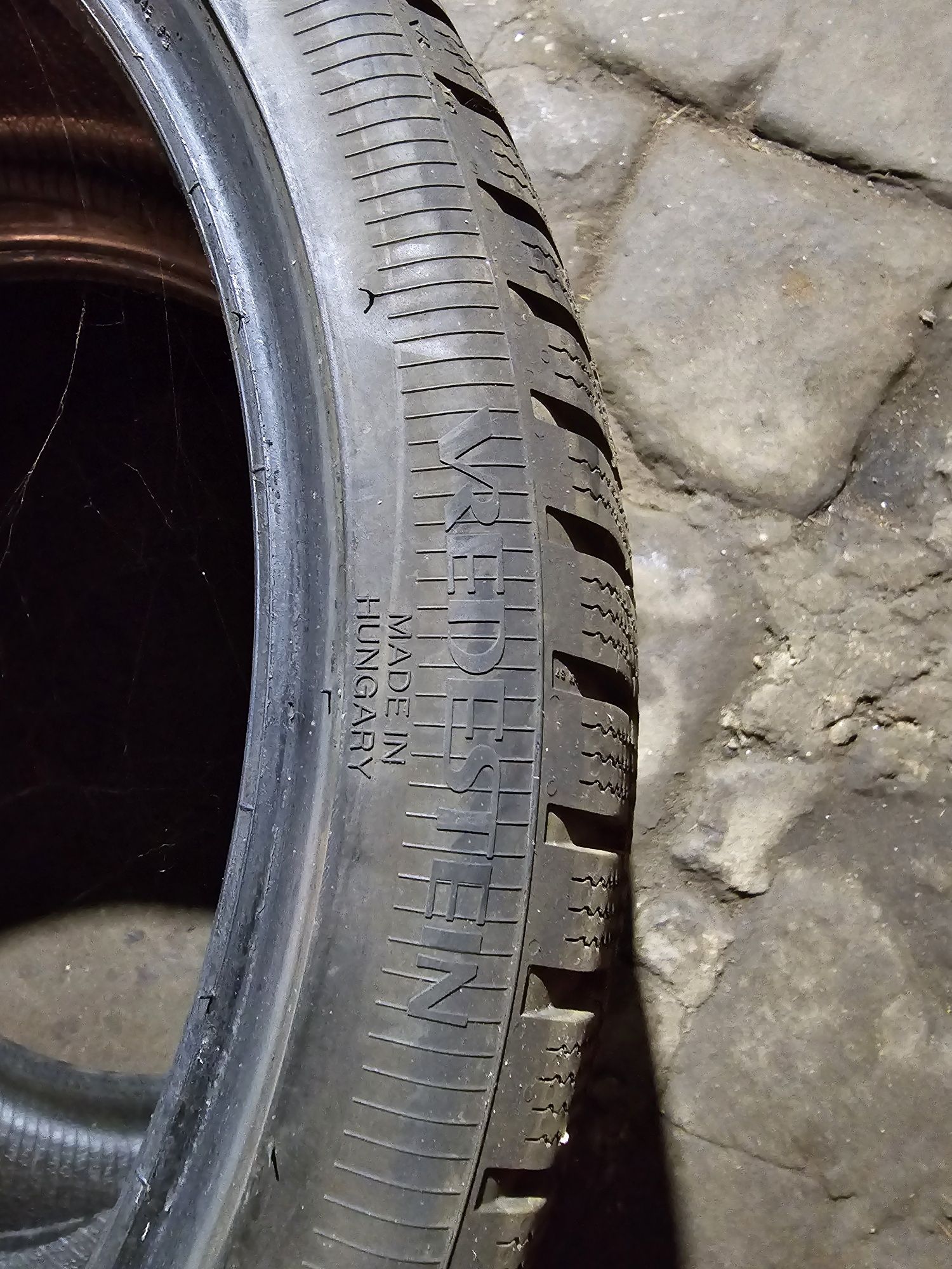 Pojedynka vredestein quatrac pro 235/35r19 dot 22rok 7mm