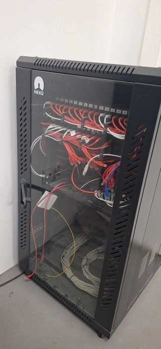 Szafa serwerowa z urządzeniami wewnetrznymi