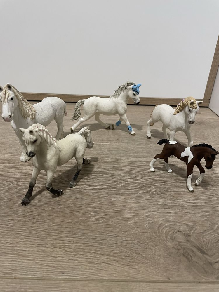 Zestaw figurek koni Schleich + dodatki