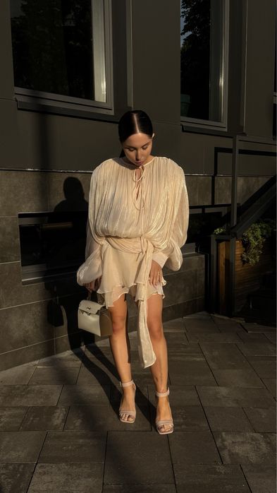 Вечірня сукня зі шлейфом збоку