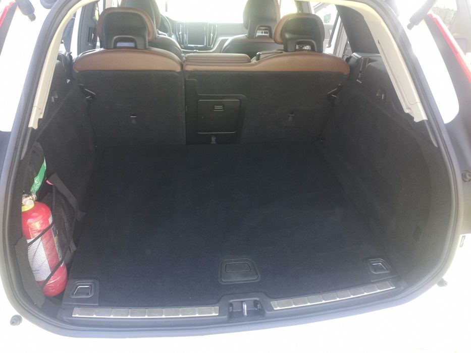 Продаю власний автомобіль VOLVO XC60 Momentum 2018 року